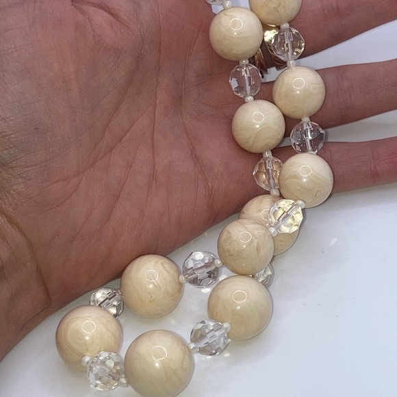 Vtg Joan Rivers Beige Swirl Lucite Clear Acrylic Beaded Necklace 33” + 3” Ext. - Picture 5 of 7
